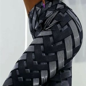 NWOT Women’s Plus Size Compression Weave Print Black Leggings- 3XL